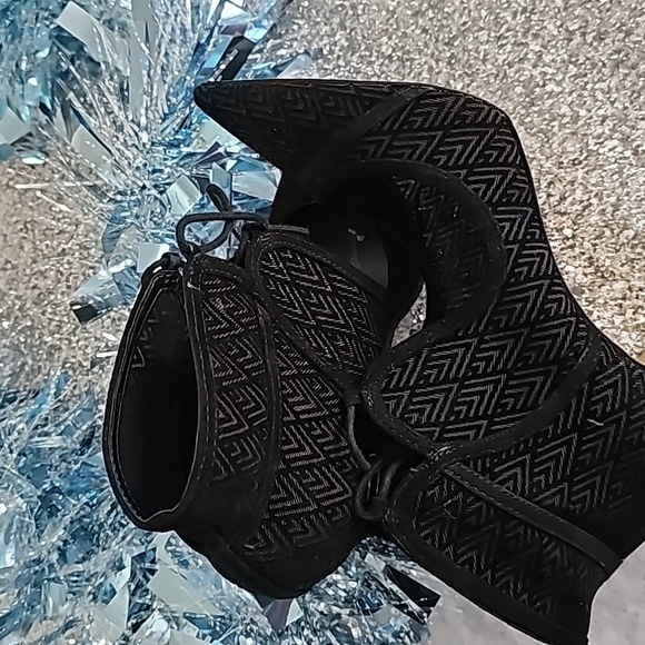 Cute Gianni Bini shootie/ bootie with chevron pattern in size 9 - Picture 2 of 4